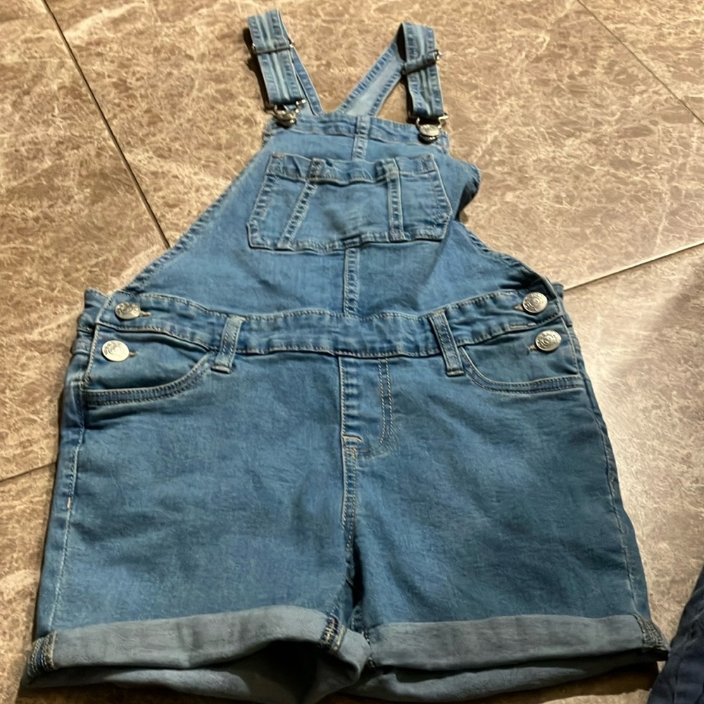 Vigoss overall shorts. Size 9/10 girls